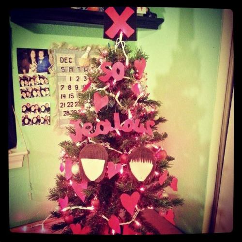 Can’t believe this amazing So Jealous Christmas tree we saw on Instagram from @anthlemons and @faithrizzle! This is seriously next level!